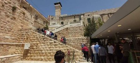 المئات من المستوطنين يقتحمون الحرم الابراهيمي والمسجد الاقصى
